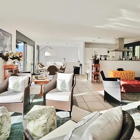 Stylish Yanni Splendid View *